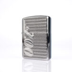 Zippo Armor modelleri, standart Zippo çakmaklara göre daha kalın gövde yapısına, derin işleme detaylarına, dayanıklı metal yüzeye ve premium tasarıma sahip orijinal benzinli çakmak çeşitleri