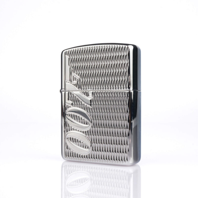 Zippo Armor modelleri, standart Zippo çakmaklara göre daha kalın gövde yapısına, derin işleme detaylarına, dayanıklı metal yüzeye ve premium tasarıma sahip orijinal benzinli çakmak çeşitleri