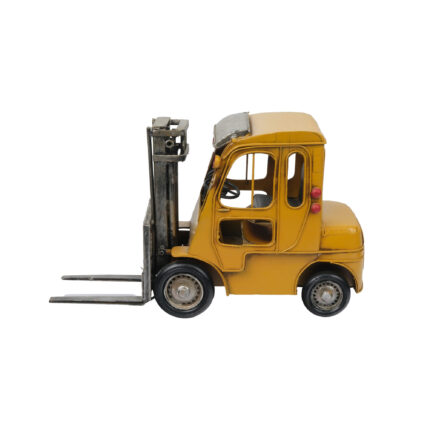 Sarı renkli ve vintage eskitme detaylarına sahip, tamamen el yapımı metal forklift maketi tasarımı; ofis masaları, kitaplıklar ve endüstriyel tarzdaki mekanlar için özenle üretilmiş çok şık bir dekoratif figür.