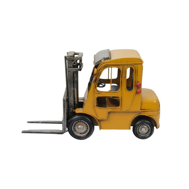 Sarı renkli ve vintage eskitme detaylarına sahip, tamamen el yapımı metal forklift maketi tasarımı; ofis masaları, kitaplıklar ve endüstriyel tarzdaki mekanlar için özenle üretilmiş çok şık bir dekoratif figür.