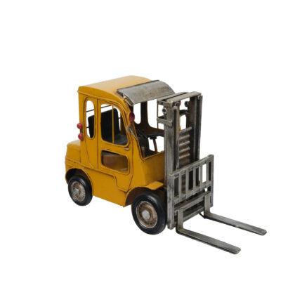 Sarı renkli ve vintage eskitme detaylarına sahip, tamamen el yapımı metal forklift maketi tasarımı; ofis masaları, kitaplıklar ve endüstriyel tarzdaki mekanlar için özenle üretilmiş çok şık bir dekoratif figür.