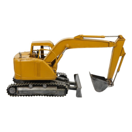 Sarı metal gövdesi, paletli yürüyüş sistemi, uzun kazıcı kolu, metal kepçesi, hidrolik silindir detayları, sürücü kabini ve ön dozer bıçağı bulunan vintage ekskavatör iş makinesi maketi.