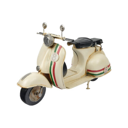 Üzerinde şerit detayları ve 8 rakamı bulunan, krem renkli eskitme tasarımlı el yapımı metal scooter motosiklet maketi dekoratif figür; ev ve ofis için şık hediyelik eşya.