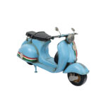 Mavi gövdeli, siyah seleli, 8 numara ve kırmızı beyaz yeşil şerit detaylarına sahip vintage dekoratif metal scooter maketi.