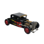 Siyah gövdeli, kırmızı ve sarı alev desenli, kırmızı jantlı klasik hot rod formunda dekoratif metal araba maketi.