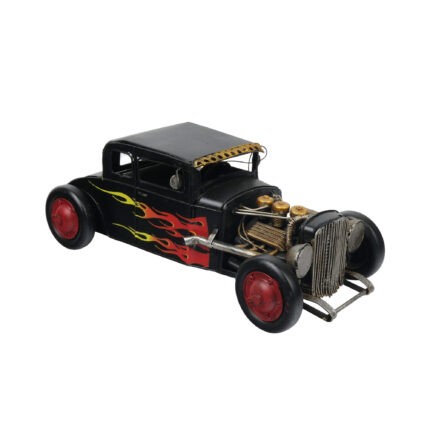 Siyah gövdeli, kırmızı ve sarı alev desenli, kırmızı jantlı klasik hot rod formunda dekoratif metal araba maketi.