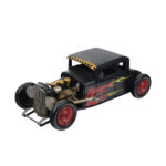 Siyah gövdeli, kırmızı ve sarı alev desenli, kırmızı jantlı klasik hot rod formunda dekoratif metal araba maketi.