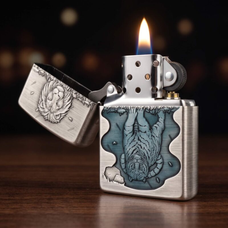Orijinal Zippo Armor çakmak, Cat & Tiger Design kedi ve kaplan figürlü yüzeyi, detaylı gravürleri ve kalın Armor kasa yapısıyla öne çıkan premium Zippo modeli – Ateş Premium.