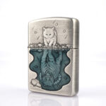 Orijinal Zippo Armor çakmak, Cat & Tiger Design kedi ve kaplan figürlü yüzeyi, detaylı gravürleri ve kalın Armor kasa yapısıyla öne çıkan premium Zippo modeli – Ateş Premium.