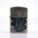 Orijinal Zippo Armor çakmak, Cat & Tiger Design kedi ve kaplan figürlü yüzeyi, detaylı gravürleri ve kalın Armor kasa yapısıyla öne çıkan premium Zippo modeli – Ateş Premium.