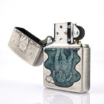 Orijinal Zippo Armor çakmak, Cat & Tiger Design kedi ve kaplan figürlü yüzeyi, detaylı gravürleri ve kalın Armor kasa yapısıyla öne çıkan premium Zippo modeli – Ateş Premium.