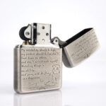 Orijinal Zippo Armor çakmak, Cat & Tiger Design kedi ve kaplan figürlü yüzeyi, detaylı gravürleri ve kalın Armor kasa yapısıyla öne çıkan premium Zippo modeli – Ateş Premium.