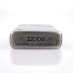 Orijinal Zippo Armor çakmak, Cat & Tiger Design kedi ve kaplan figürlü yüzeyi, detaylı gravürleri ve kalın Armor kasa yapısıyla öne çıkan premium Zippo modeli – Ateş Premium.