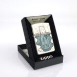 Orijinal Zippo Armor çakmak, Cat & Tiger Design kedi ve kaplan figürlü yüzeyi, detaylı gravürleri ve kalın Armor kasa yapısıyla öne çıkan premium Zippo modeli – Ateş Premium.