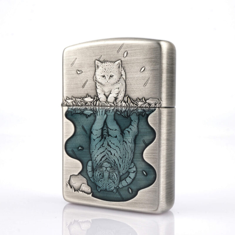 Orijinal Zippo Armor çakmak, Cat & Tiger Design kedi ve kaplan figürlü yüzeyi, detaylı gravürleri ve kalın Armor kasa yapısıyla öne çıkan premium Zippo modeli – Ateş Premium.