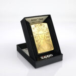 Orijinal Zippo Armor çakmak, Medusa Design mitolojik figür detayları ve kalın gövdeli Armor kasa yapısıyla öne çıkan koleksiyonluk premium Zippo modeli – Ateş Premium.