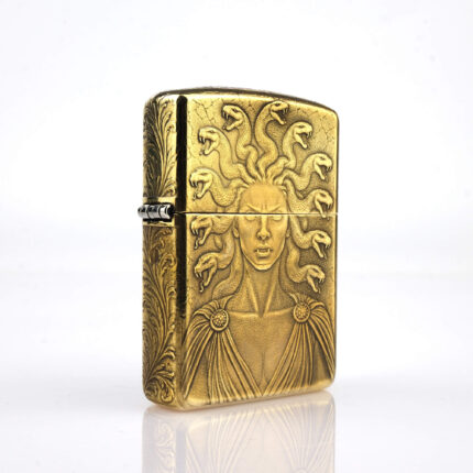 Orijinal Zippo Armor çakmak, Medusa Design mitolojik figür detayları ve kalın gövdeli Armor kasa yapısıyla öne çıkan koleksiyonluk premium Zippo modeli – Ateş Premium.