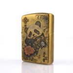 Orijinal Zippo Armor çakmak, Panda Design figürü ve kalın gövdeli Armor kasa yapısıyla öne çıkan koleksiyonluk premium Zippo modeli – Ateş Premium.