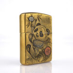 Orijinal Zippo Armor çakmak, Panda Design figürü ve kalın gövdeli Armor kasa yapısıyla öne çıkan koleksiyonluk premium Zippo modeli – Ateş Premium.
