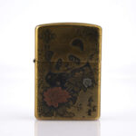Orijinal Zippo Armor çakmak, Panda Design figürü ve kalın gövdeli Armor kasa yapısıyla öne çıkan koleksiyonluk premium Zippo modeli – Ateş Premium.