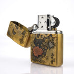 Orijinal Zippo Armor çakmak, Panda Design figürü ve kalın gövdeli Armor kasa yapısıyla öne çıkan koleksiyonluk premium Zippo modeli – Ateş Premium.