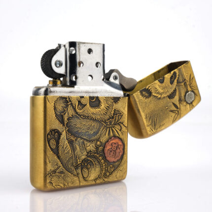 Orijinal Zippo Armor çakmak, Panda Design figürü ve kalın gövdeli Armor kasa yapısıyla öne çıkan koleksiyonluk premium Zippo modeli – Ateş Premium.