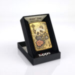 Orijinal Zippo Armor çakmak, Panda Design figürü ve kalın gövdeli Armor kasa yapısıyla öne çıkan koleksiyonluk premium Zippo modeli – Ateş Premium.