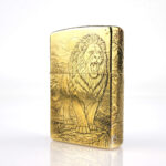 Orijinal Zippo Classic çakmak, 360° aslan desenli gold renk yüzeye sahip şık ve dikkat çekici Zippo modeli – Ateş Premium.
