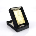 Orijinal Zippo Classic çakmak, 360° aslan desenli gold renk yüzeye sahip şık ve dikkat çekici Zippo modeli – Ateş Premium.