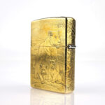 Orijinal Zippo Classic çakmak, 360° aslan desenli gold renk yüzeye sahip şık ve dikkat çekici Zippo modeli – Ateş Premium.