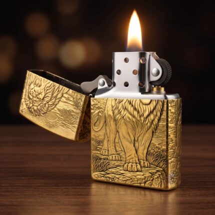 Orijinal Zippo Classic çakmak, 360° aslan desenli gold renk yüzeye sahip şık ve dikkat çekici Zippo modeli – Ateş Premium.