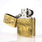 Orijinal Zippo Classic çakmak, 360° aslan desenli gold renk yüzeye sahip şık ve dikkat çekici Zippo modeli – Ateş Premium.