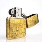 Orijinal Zippo Classic çakmak, 360° aslan desenli gold renk yüzeye sahip şık ve dikkat çekici Zippo modeli – Ateş Premium.