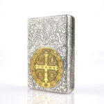Orijinal Zippo Classic çakmak, Constantine Design 360° yüzey uygulaması ve klasik kasa yapısıyla öne çıkan koleksiyonluk premium Zippo modeli – Ateş Premium.