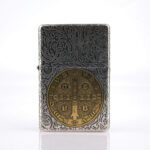 Orijinal Zippo Classic çakmak, Constantine Design 360° yüzey uygulaması ve klasik kasa yapısıyla öne çıkan koleksiyonluk premium Zippo modeli – Ateş Premium.