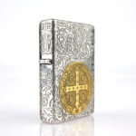 Orijinal Zippo Classic çakmak, Constantine Design 360° yüzey uygulaması ve klasik kasa yapısıyla öne çıkan koleksiyonluk premium Zippo modeli – Ateş Premium.