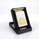Orijinal Zippo Classic çakmak, Constantine Design 360° yüzey uygulaması ve klasik kasa yapısıyla öne çıkan koleksiyonluk premium Zippo modeli – Ateş Premium.