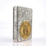 Orijinal Zippo Classic çakmak, Constantine Design 360° yüzey uygulaması ve klasik kasa yapısıyla öne çıkan koleksiyonluk premium Zippo modeli – Ateş Premium.