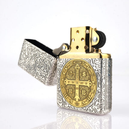Orijinal Zippo Classic çakmak, Constantine Design 360° yüzey uygulaması ve klasik kasa yapısıyla öne çıkan koleksiyonluk premium Zippo modeli – Ateş Premium.