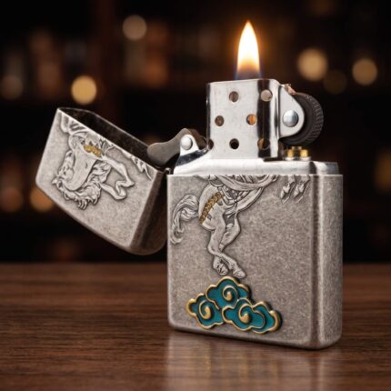 Orijinal Zippo Classic çakmak, Horse Design at figürü ve klasik kasa yapısıyla öne çıkan şık ve koleksiyonluk Zippo modeli – Ateş Premium.