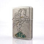Orijinal Zippo Classic çakmak, Horse Design at figürü ve klasik kasa yapısıyla öne çıkan şık ve koleksiyonluk Zippo modeli – Ateş Premium.