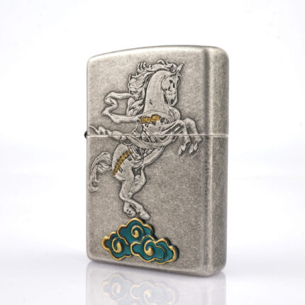 Orijinal Zippo Classic çakmak, Horse Design at figürü ve klasik kasa yapısıyla öne çıkan şık ve koleksiyonluk Zippo modeli – Ateş Premium.