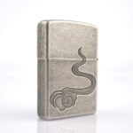 Orijinal Zippo Classic çakmak, Horse Design at figürü ve klasik kasa yapısıyla öne çıkan şık ve koleksiyonluk Zippo modeli – Ateş Premium.