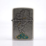 Orijinal Zippo Classic çakmak, Horse Design at figürü ve klasik kasa yapısıyla öne çıkan şık ve koleksiyonluk Zippo modeli – Ateş Premium.