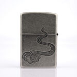 Orijinal Zippo Classic çakmak, Horse Design at figürü ve klasik kasa yapısıyla öne çıkan şık ve koleksiyonluk Zippo modeli – Ateş Premium.