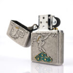 Orijinal Zippo Classic çakmak, Horse Design at figürü ve klasik kasa yapısıyla öne çıkan şık ve koleksiyonluk Zippo modeli – Ateş Premium.