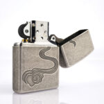 Orijinal Zippo Classic çakmak, Horse Design at figürü ve klasik kasa yapısıyla öne çıkan şık ve koleksiyonluk Zippo modeli – Ateş Premium.