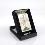 Orijinal Zippo Classic çakmak, Horse Design at figürü ve klasik kasa yapısıyla öne çıkan şık ve koleksiyonluk Zippo modeli – Ateş Premium.