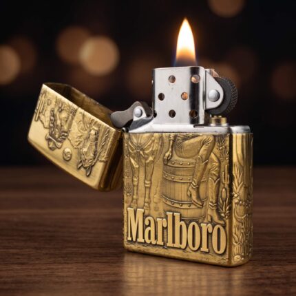 Orijinal Zippo Classic çakmak, Marlboro temalı 360° gold renk yüzeye sahip dikkat çekici ve koleksiyonluk Zippo modeli – Ateş Premium.