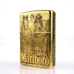 Orijinal Zippo Classic çakmak, Marlboro temalı 360° gold renk yüzeye sahip dikkat çekici ve koleksiyonluk Zippo modeli – Ateş Premium.